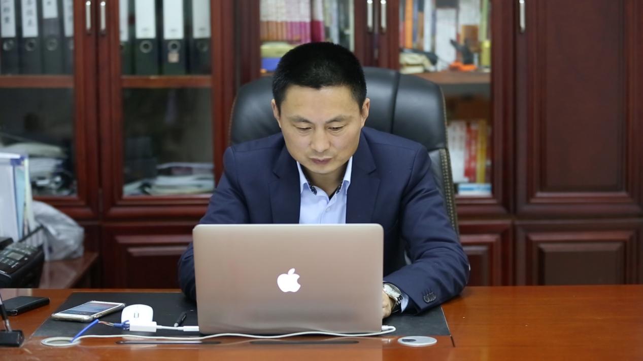 开云官方王洪:以“韧”为针以“创”为线织就鹰诺事情打扮定装的匠心华章